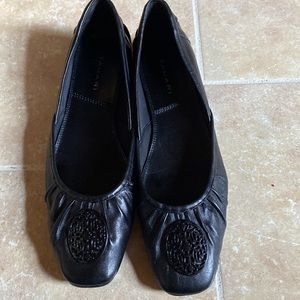 TAHARI "Chevonne" Black Leather
Flats with Medallion 9M